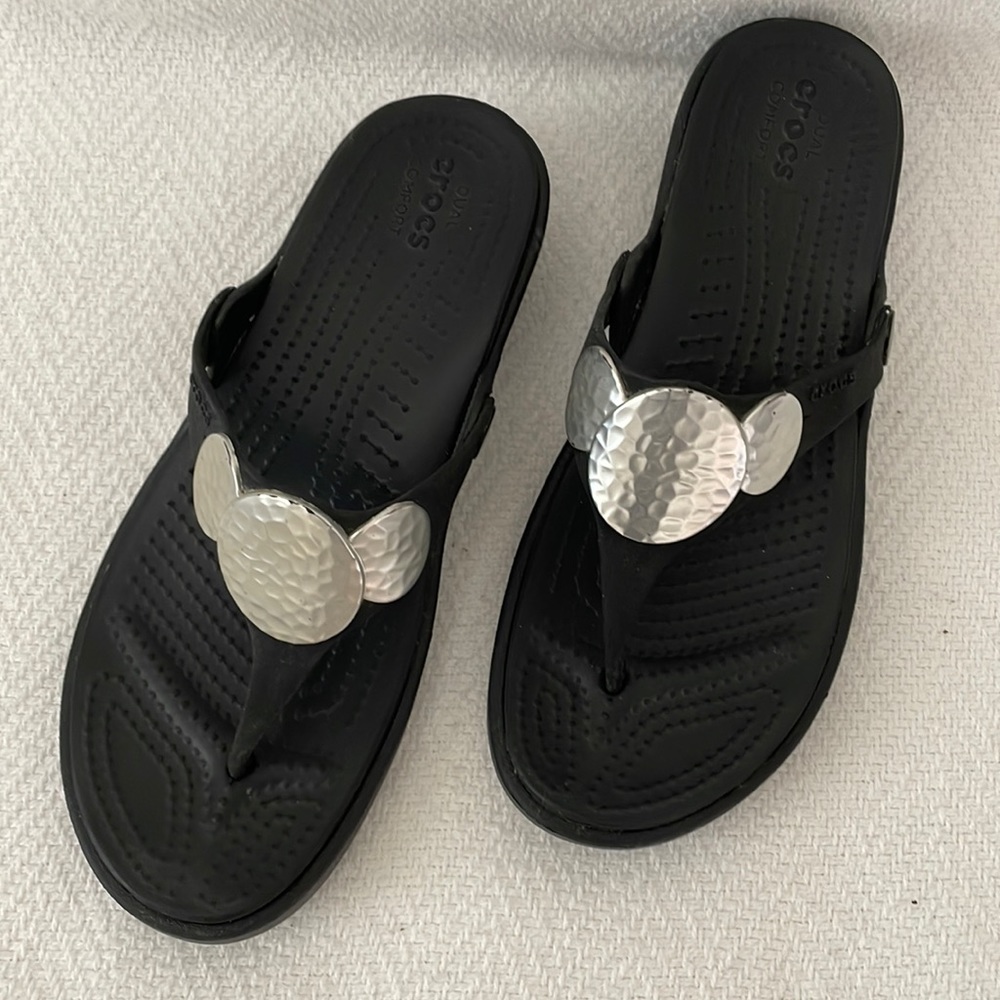 Crocs Sz 7 Dual Comfort Santayana Black/Silver Wedge Heel Sandal